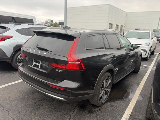 2025 Volvo V60 Cross Country B5 Plus