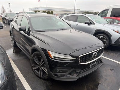 2025 Volvo V60 Cross Country B5 Plus