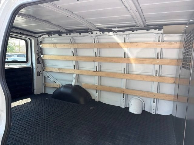 2025 Chevrolet Express Cargo WT